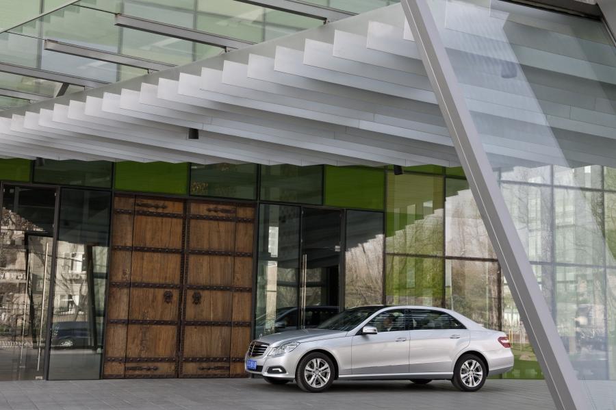  Mercedes-Benz E-Class L 2011 года  (фото 11 из 17)